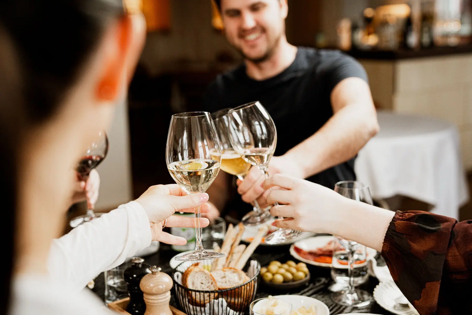 Personal och gäster som skålar på Bröd & Vin